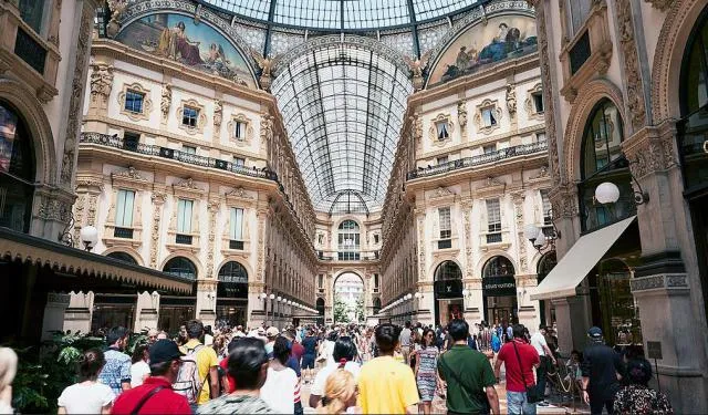 شارع الماركات في ميلانو